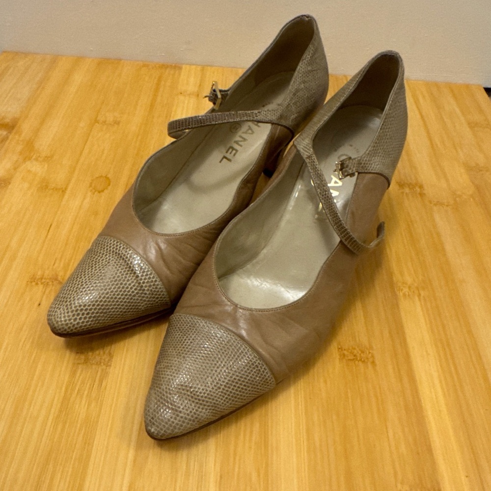 CHANEL Vintage Women's Textured Tan Heels